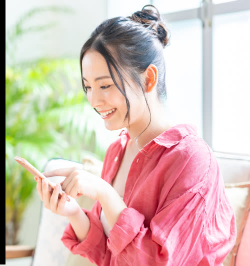 スマートフォンを見る若手求職者